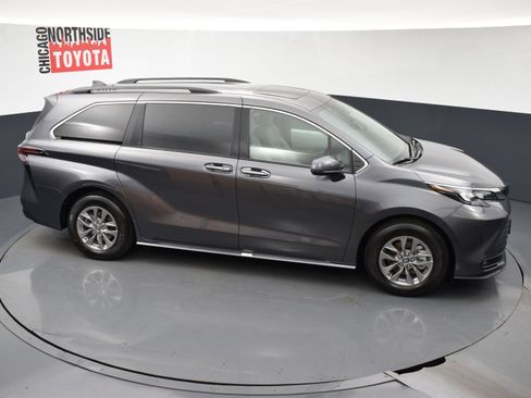Used 2025 Toyota Sienna XLE image 25