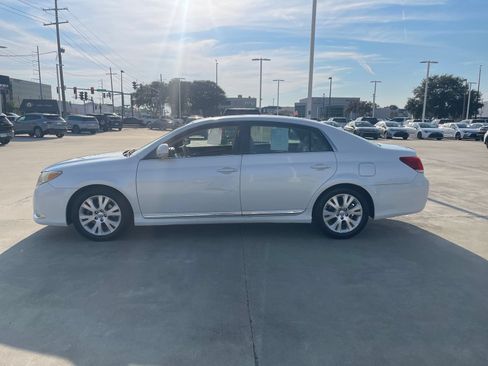 Used 2011 Toyota Avalon FWD image 2