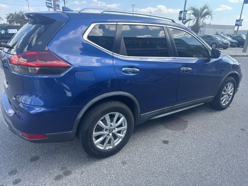 Used 2018 Nissan Rogue SV image 3