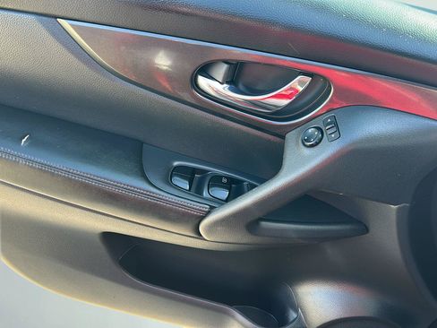 Used 2018 Nissan Rogue SV AWD/4WD image 20