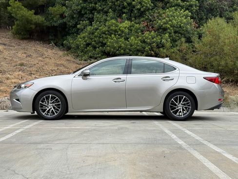 Used 2017 Lexus ES 350 w/ Premium Package FWD image 8