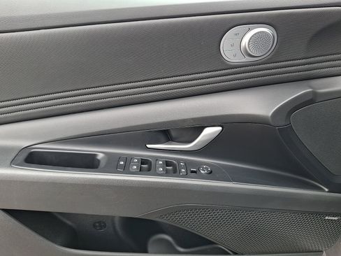 Certified 2025 Hyundai Elantra Limited FWD image 12