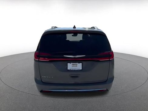 Used 2022 Chrysler Pacifica Touring-L FWD image 10