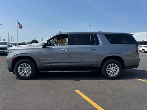 Used 2022 Chevrolet Suburban LT RWD image 3