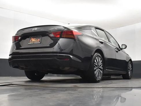 Used 2025 Nissan Altima 2.5 SV FWD image 13
