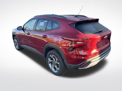 Used 2025 Chevrolet Trax LT w/ LT Convenience Package image 9