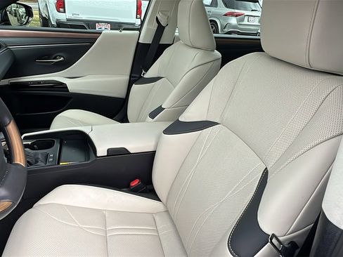 Used 2025 Lexus ES 300h w/ Luxury Package image 15