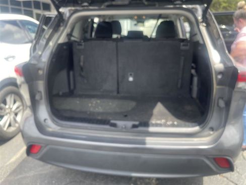 Used 2024 Toyota Highlander LE FWD image 11