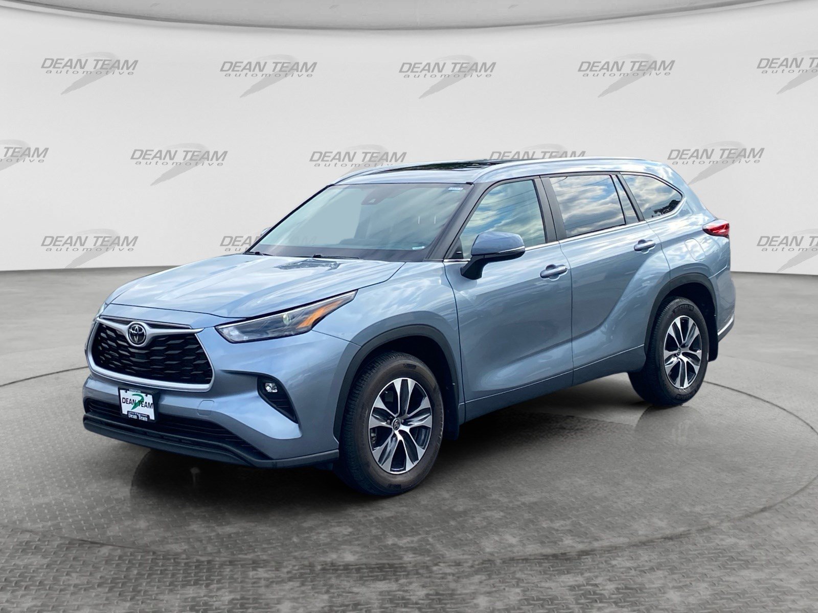 Used 2023 Toyota Highlander XLE AWD/4WD image 3