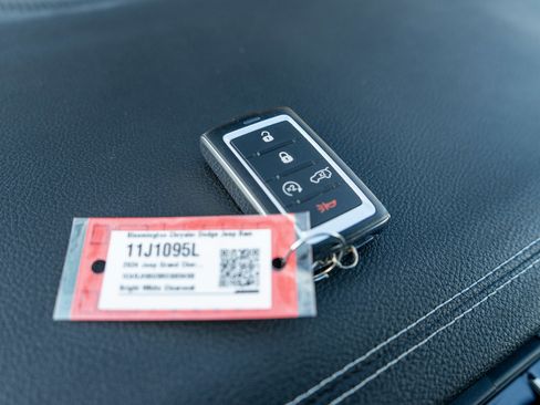 Used 2024 Jeep Grand Cherokee Limited image 31