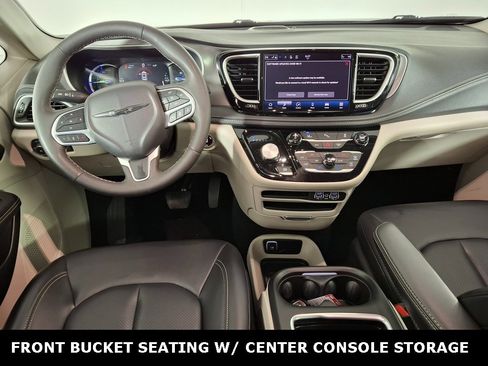 Used 2023 Chrysler Pacifica Touring-L image 10
