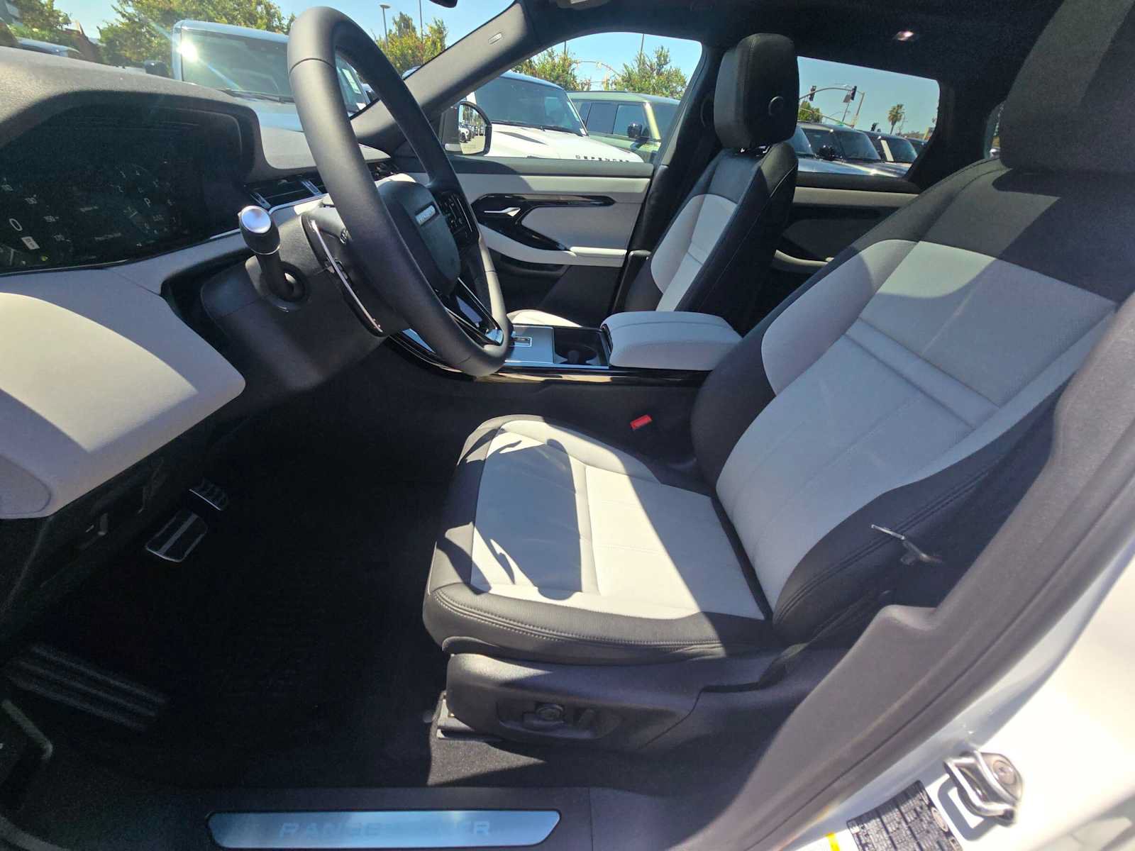 New 2026 Land Rover Range Rover Evoque Dynamic SE AWD/4WD image 23
