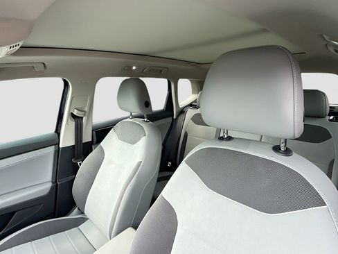 Used 2023 Volkswagen Taos SE w/ Panoramic Sunroof Package FWD image 26