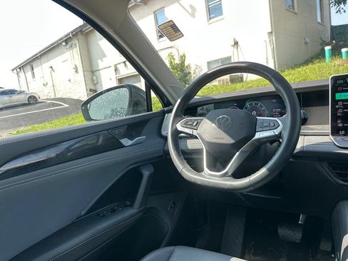 Used 2025 Volkswagen Tiguan SE w/ Panoramic Sunroof Package AWD/4WD image 19