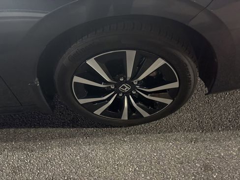 Used 2024 Honda Civic EX-L image 10