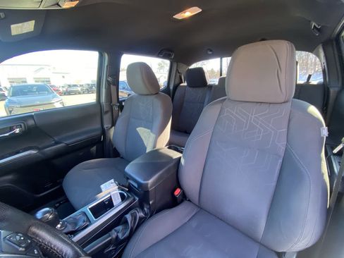 Used 2016 Toyota Tacoma TRD Sport image 17