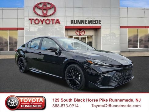Used 2026 Toyota Camry SE FWD image 1