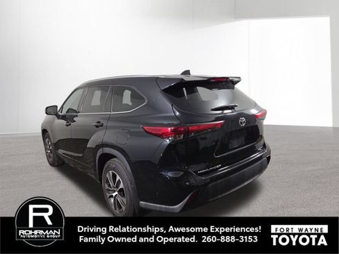 Used 2021 Toyota Highlander XLE AWD/4WD image 9