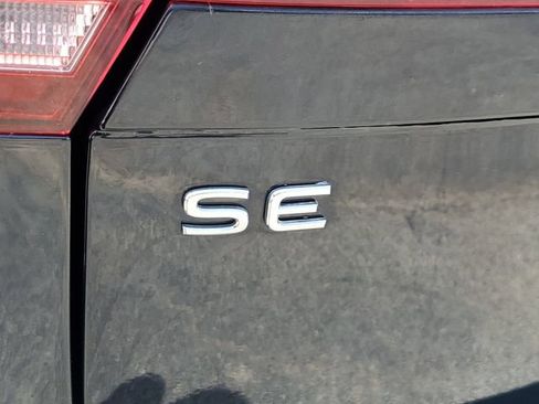 Certified 2024 Volkswagen Tiguan SE w/ Panoramic Sunroof Package FWD image 7