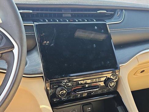 Used 2023 Jeep Grand Cherokee L Limited w/ Luxury Tech Group II image 10