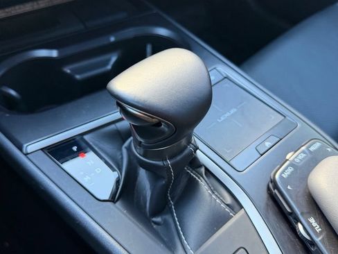 Used 2022 Lexus UX 200 w/ Premium Package FWD image 29