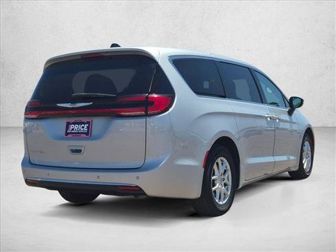 Used 2023 Chrysler Pacifica Touring-L FWD image 5