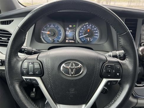 Used 2018 Toyota Sienna XLE image 17