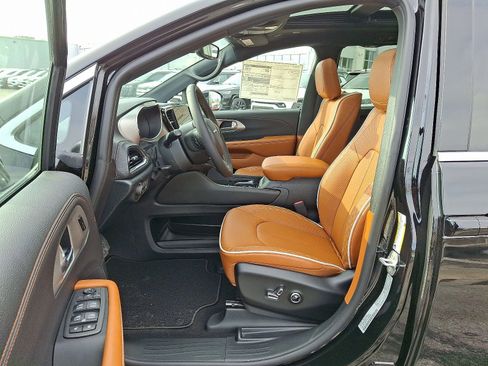 New 2026 Chrysler Pacifica Pinnacle image 9