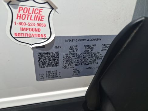 Used 2025 Chevrolet Trax LT w/ LT Convenience Package FWD image 3