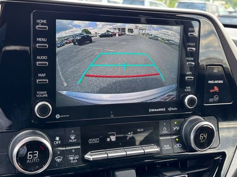 Used 2021 Toyota Highlander LE AWD/4WD image 26