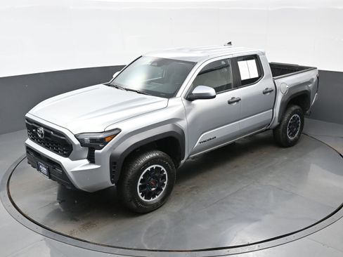 Used 2024 Toyota Tacoma TRD Off-Road AWD/4WD image 32