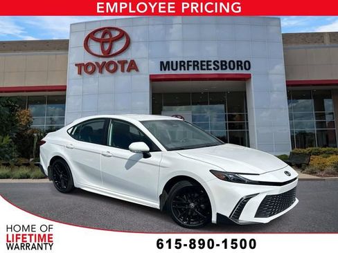 Used 2025 Toyota Camry SE w/ Convenience Package FWD image 1