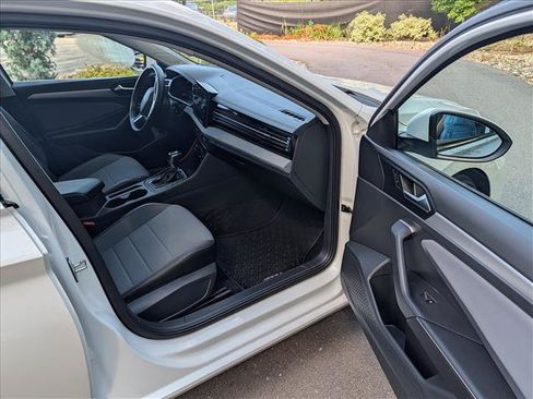 Used 2025 Volkswagen Jetta SE w/ Sunroof Package FWD image 11