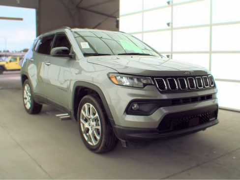 Used 2024 Jeep Compass Latitude AWD/4WD image 4
