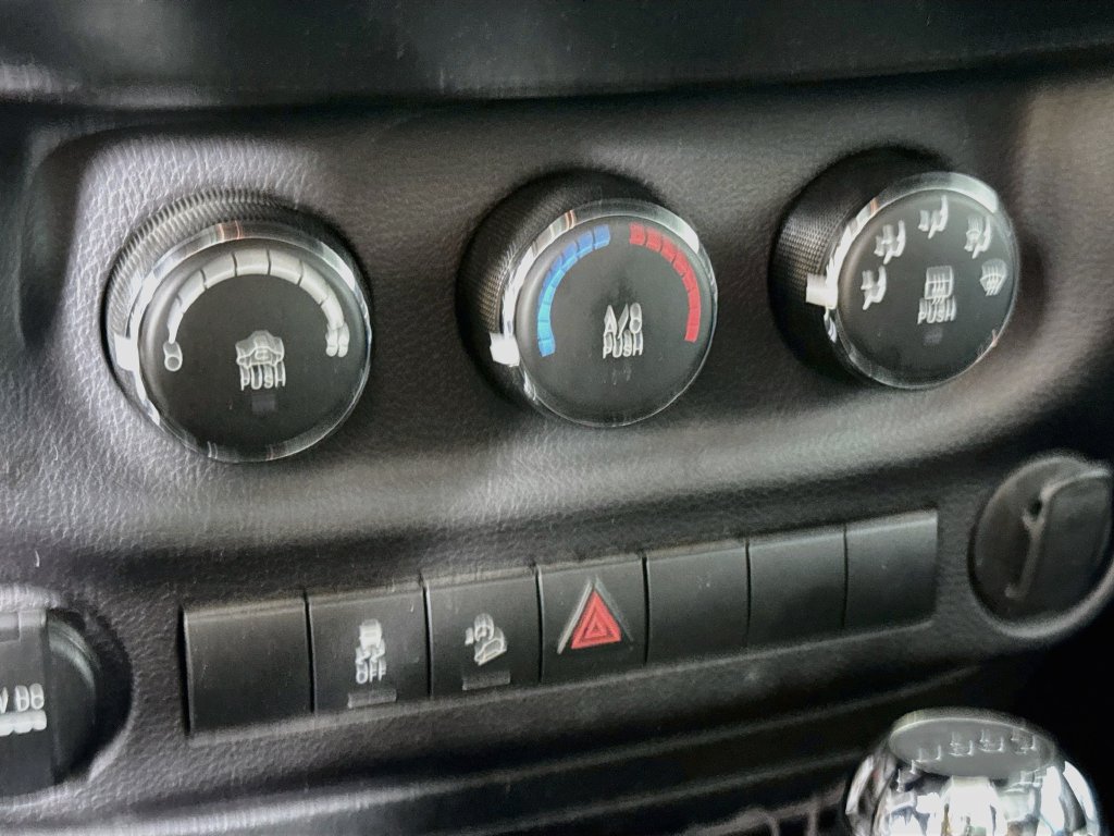 Used 2018 Jeep Wrangler Unlimited Sport w/ Connectivity Group AWD/4WD image 17