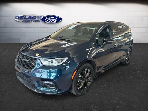 Used 2025 Chrysler Pacifica Limited FWD image 1