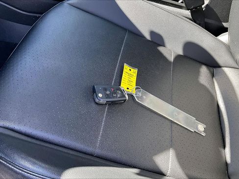 Used 2020 Volkswagen Tiguan SE image 15