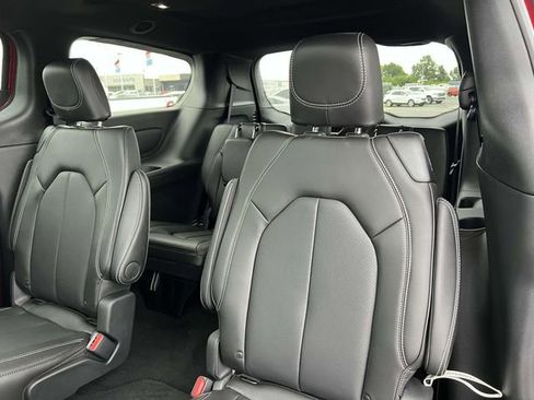 New 2025 Chrysler Pacifica Select AWD/4WD image 28