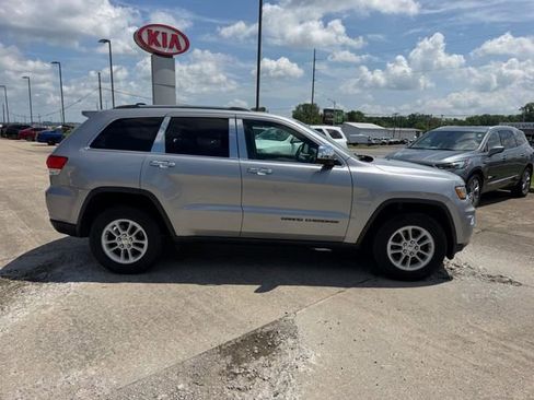 Used 2018 Jeep Grand Cherokee Laredo AWD/4WD image 2