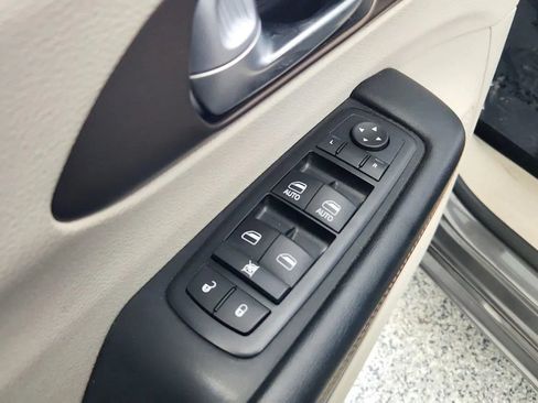Used 2017 Chrysler Pacifica Touring-L FWD image 22