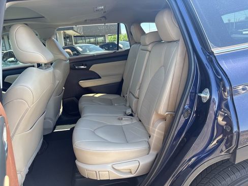 Used 2022 Toyota Highlander XLE AWD/4WD image 26