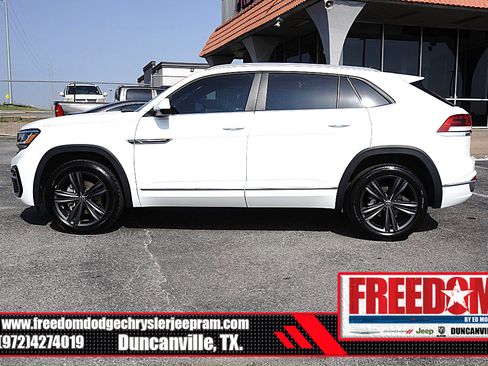 Used 2021 Volkswagen Atlas Cross Sport SE w/ Panoramic Sunroof Package FWD image 2