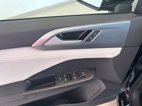 New 2025 Volkswagen Taos SEL image 18