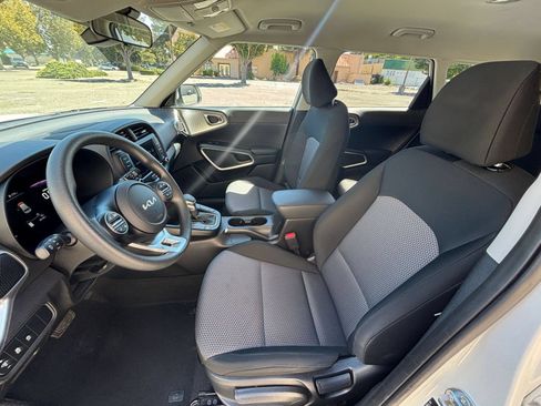 Used 2025 Kia Soul LX w/ LX Technology Package FWD image 20