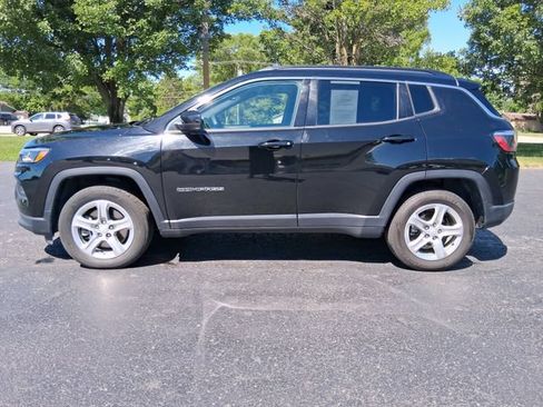 Used 2024 Jeep Compass Latitude AWD/4WD image 3