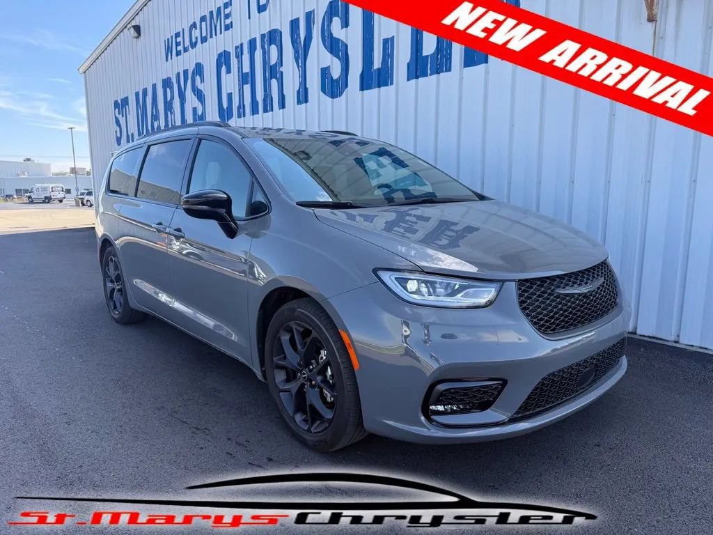 Used 2025 Chrysler Pacifica Limited w/ Trailer Tow Group FWD image 1