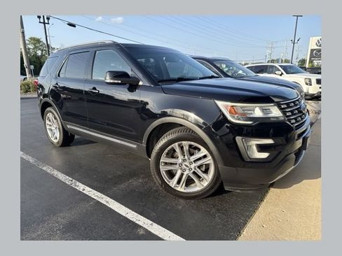 Used 2017 Ford Explorer XLT w/ Equipment Group 202A AWD/4WD image 1