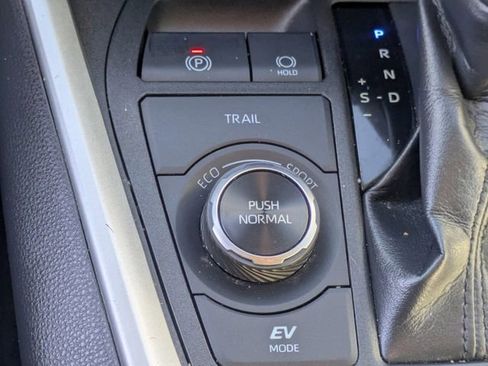 Used 2021 Toyota RAV4 XLE image 16