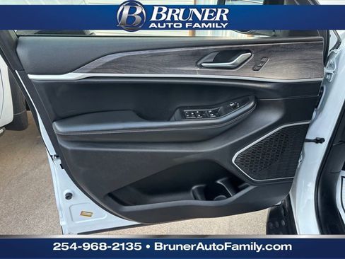 Used 2022 Jeep Grand Cherokee Limited image 11