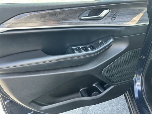 Used 2024 Jeep Grand Cherokee L Limited image 19